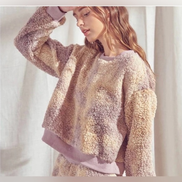 Storia Tops - NWT Storia Fluffy cropped tie dye Sherpa. Size L